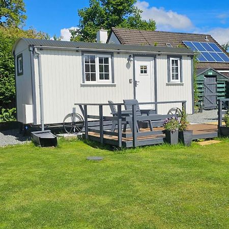 Small Cozy Shepherd Hut 20 By 7 Feet With Boxed In High Double Bed Balmacara Dış mekan fotoğraf