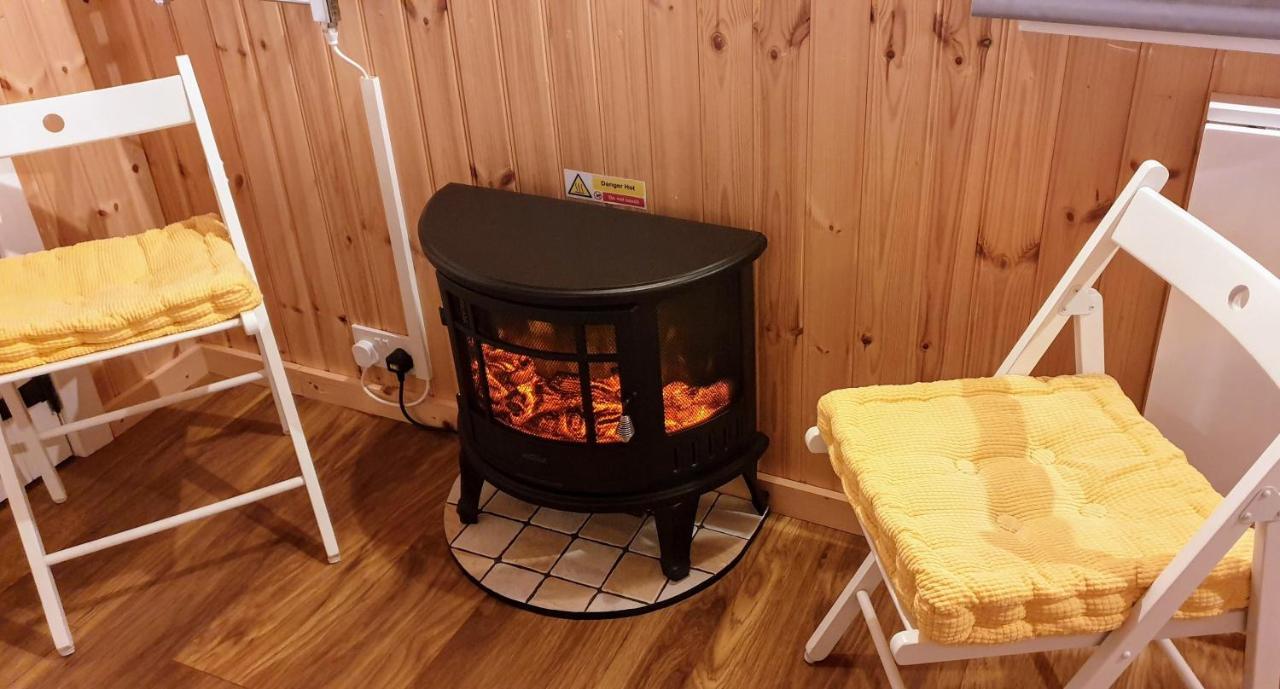 Small Cozy Shepherd Hut 20 By 7 Feet With Boxed In High Double Bed Balmacara Dış mekan fotoğraf