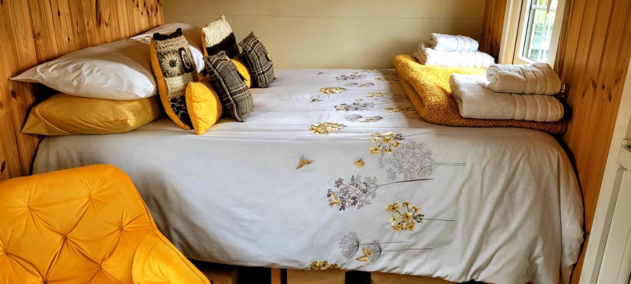 Small Cozy Shepherd Hut 20 By 7 Feet With Boxed In High Double Bed Balmacara Dış mekan fotoğraf